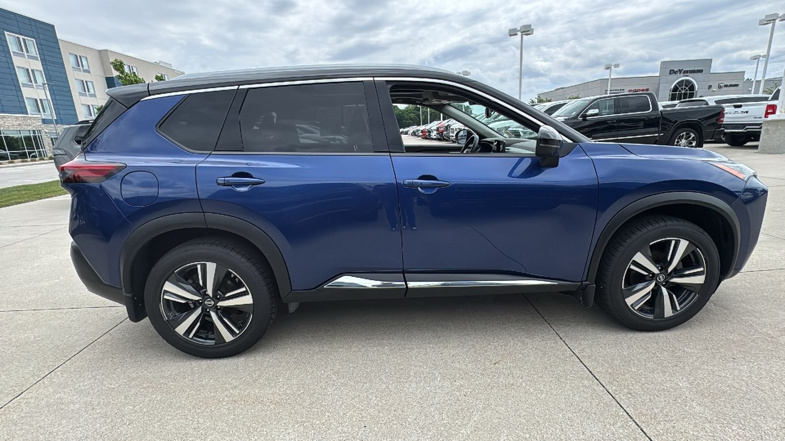 Used 2021 Blue Nissan SL image 14