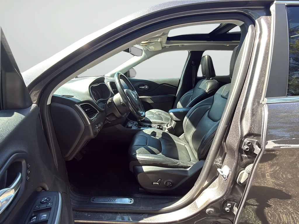 Used 2019 Gray Jeep Limited image 26