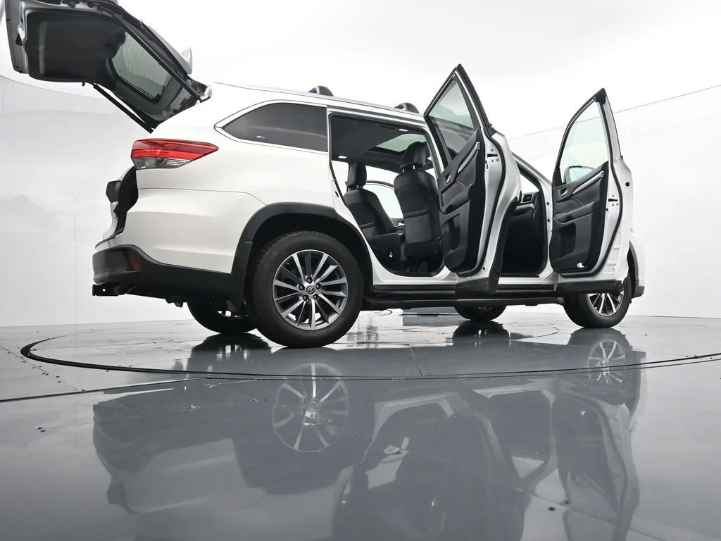 Used 2019 White Toyota XLE image 41