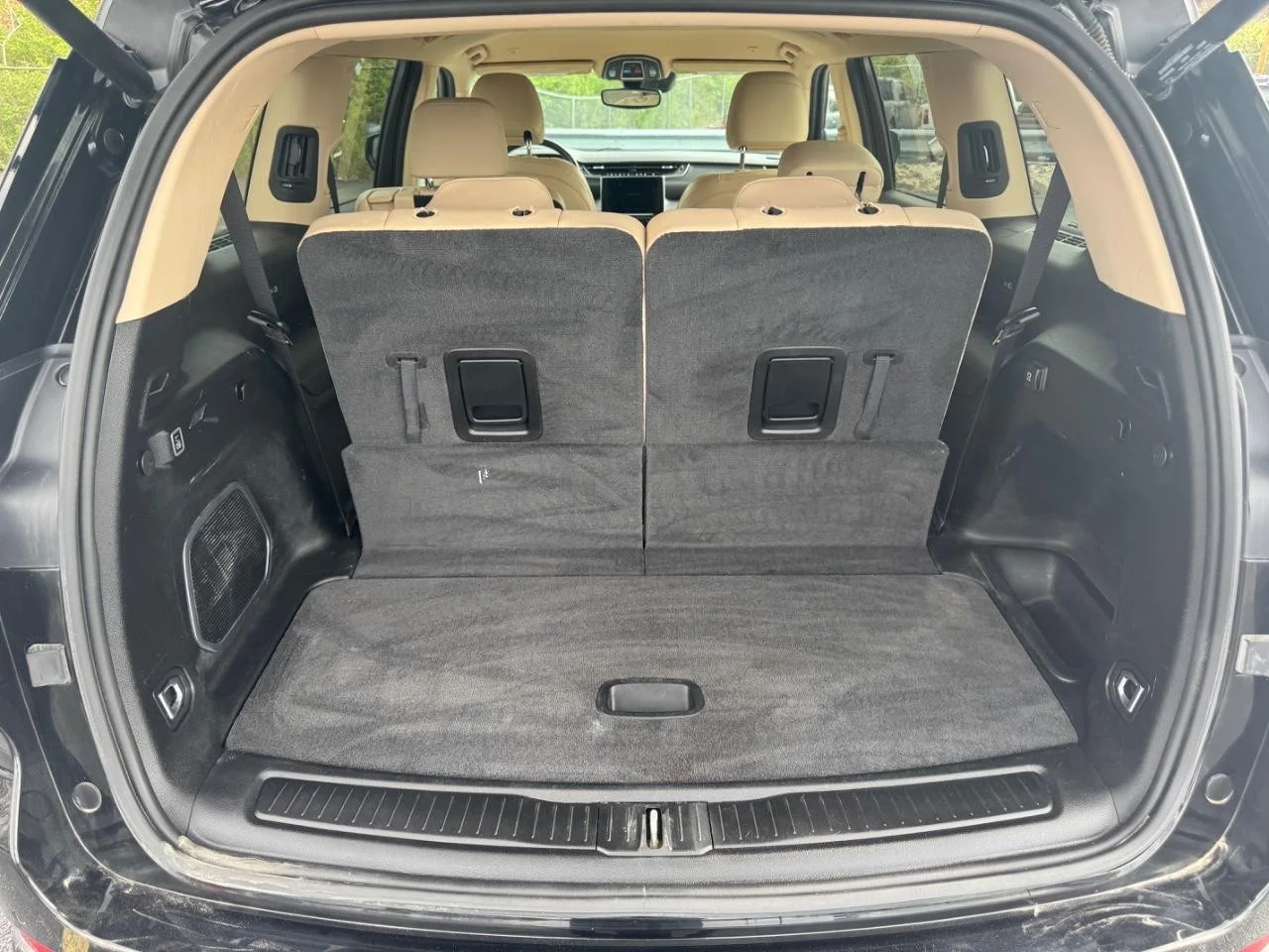 Used 2022 Diamond Black Crystal Pearl Coat Jeep Limited image 5