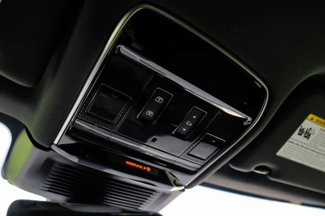 New 2026 Santorini Black Land Rover SE image 43