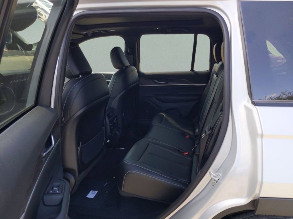 New 2025 Silver Zynith Exterior Paint Jeep Limited image 17