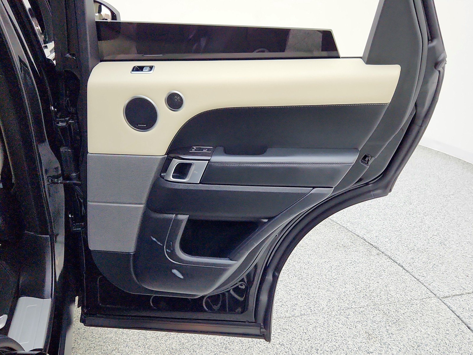 Used 2020 Santorini Black Metallic Land Rover HSE Dynamic image 33