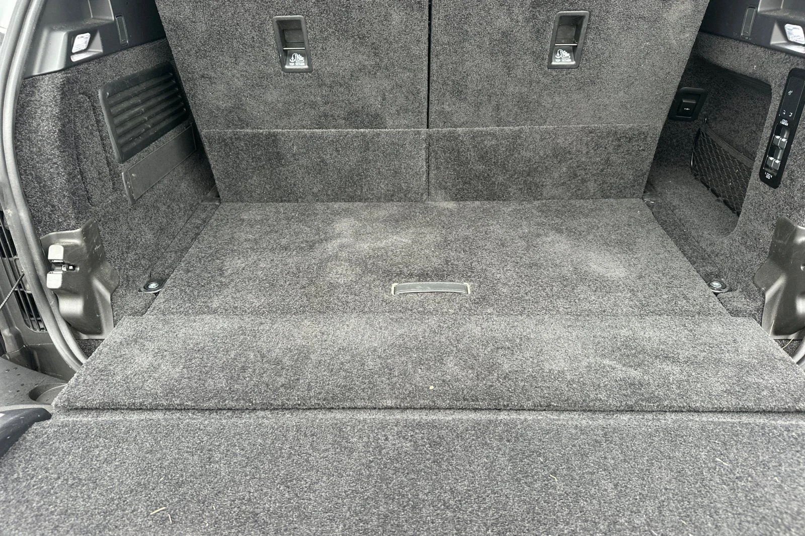 Used 2024 White Land Rover SE image 19