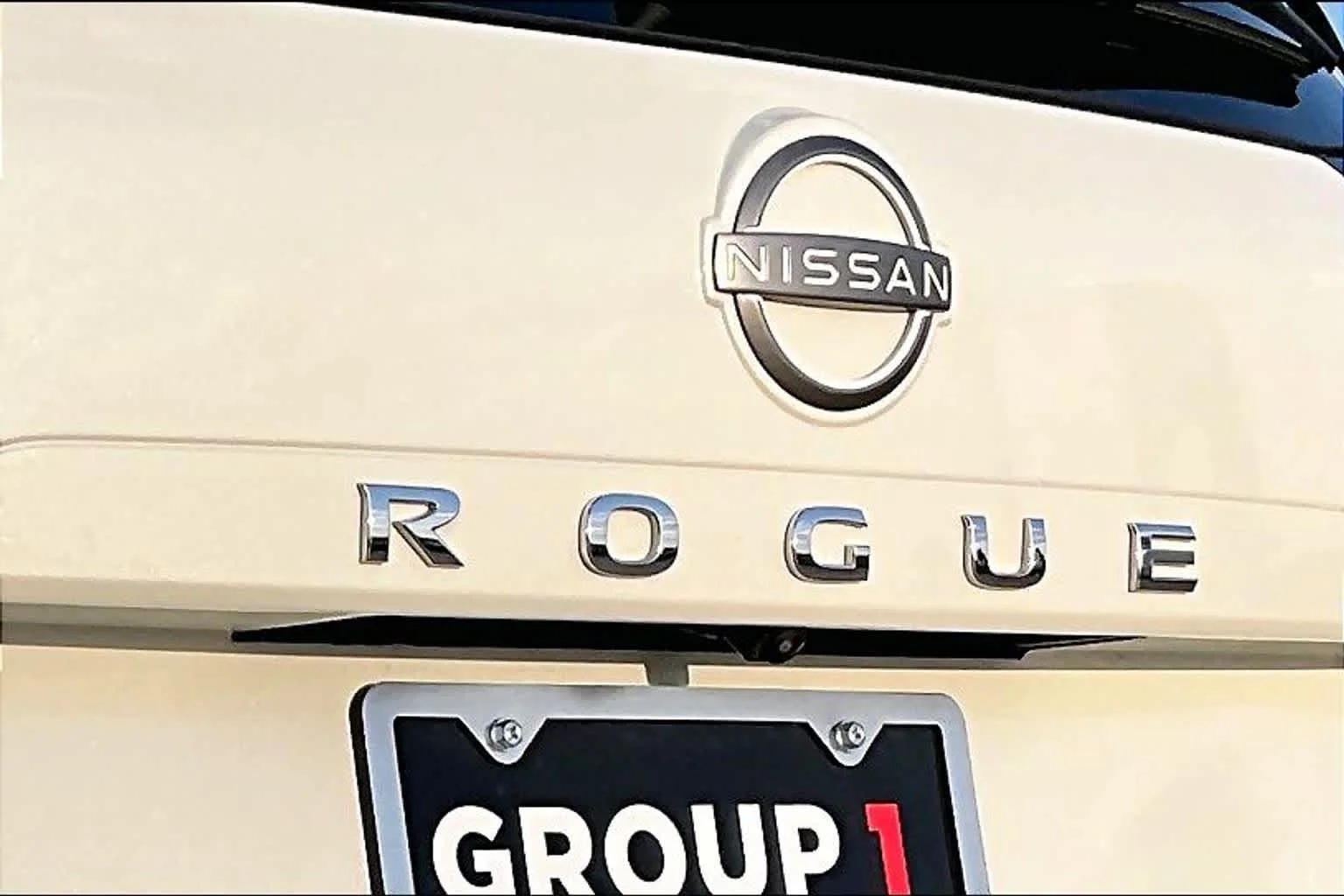 Used 2023 Pearl White Tricoat Nissan SL image 30