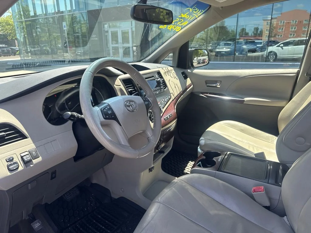 Used 2013 White Toyota XLE image 10