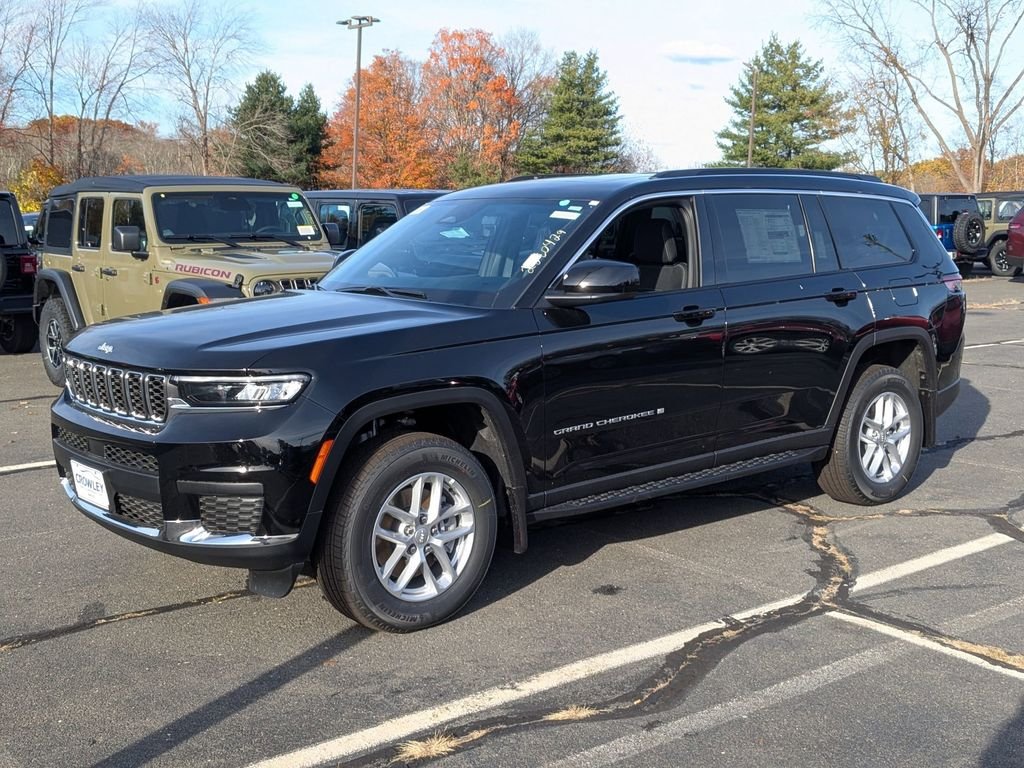 New 2025 Diamond Black Crystal Pearl-Coat Exterior Paint Jeep Laredo image 7
