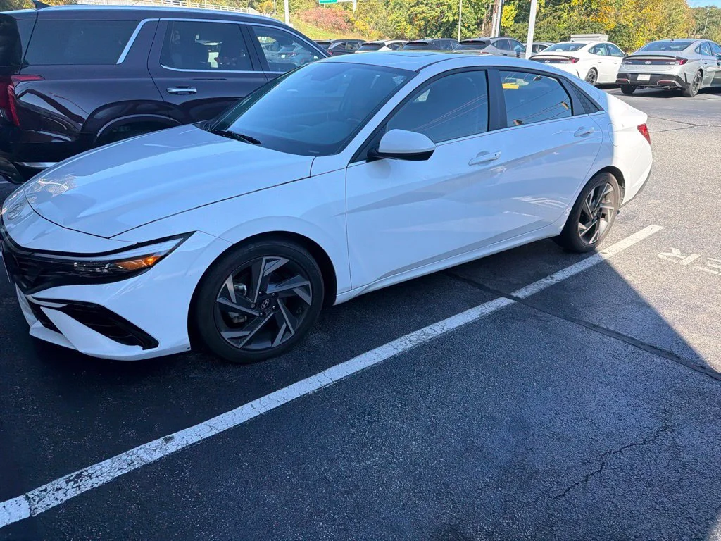 Used 2024 White Hyundai SEL image 3