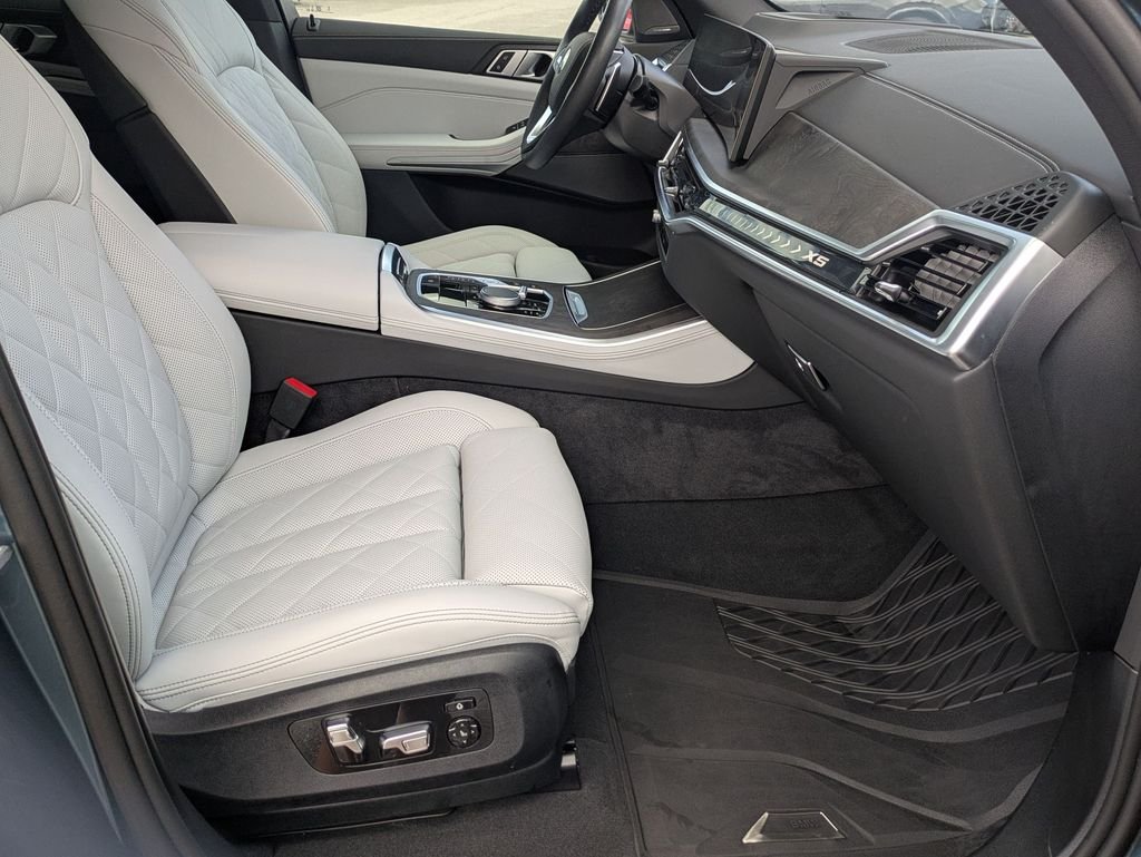 Used 2025 Blue BMW sDrive40i image 24