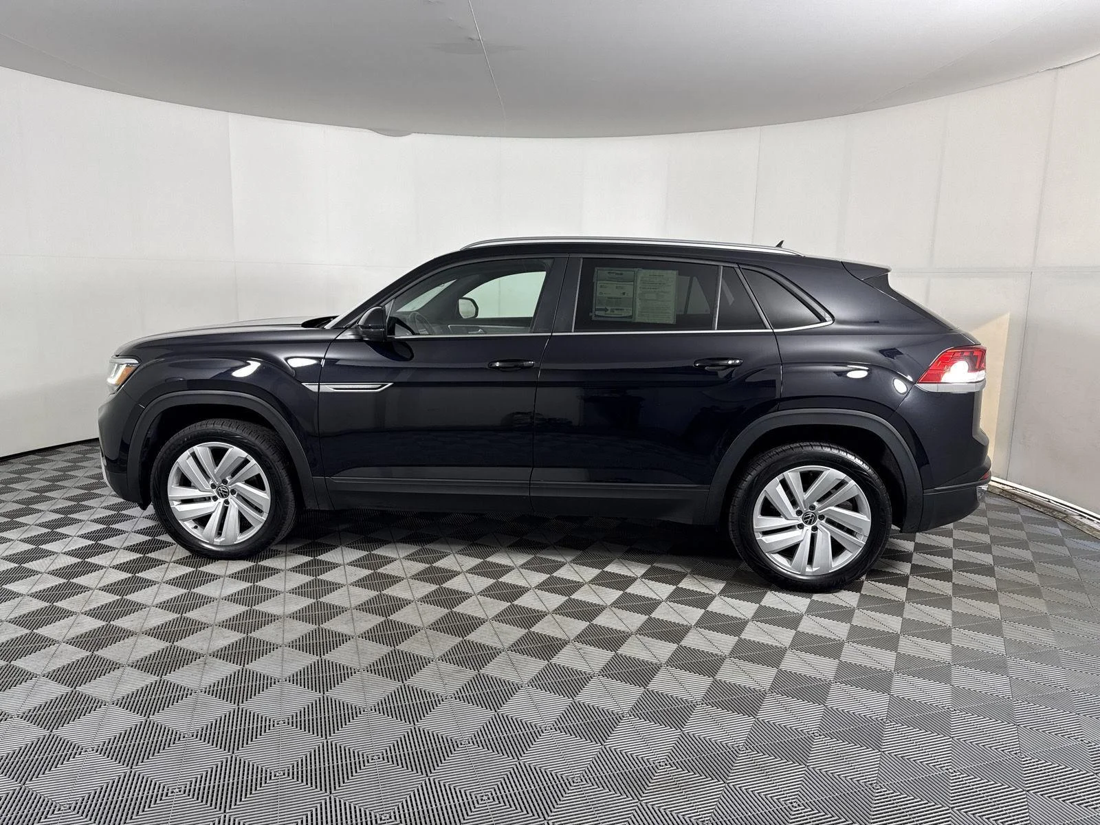 Used 2023 Deep Black Pearl Volkswagen 3.6L V6 SE w/Technology image 4