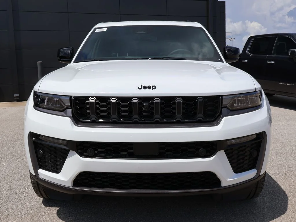 New 2026 Bright White Clear-Coat Exterior Paint Jeep Limited image 7