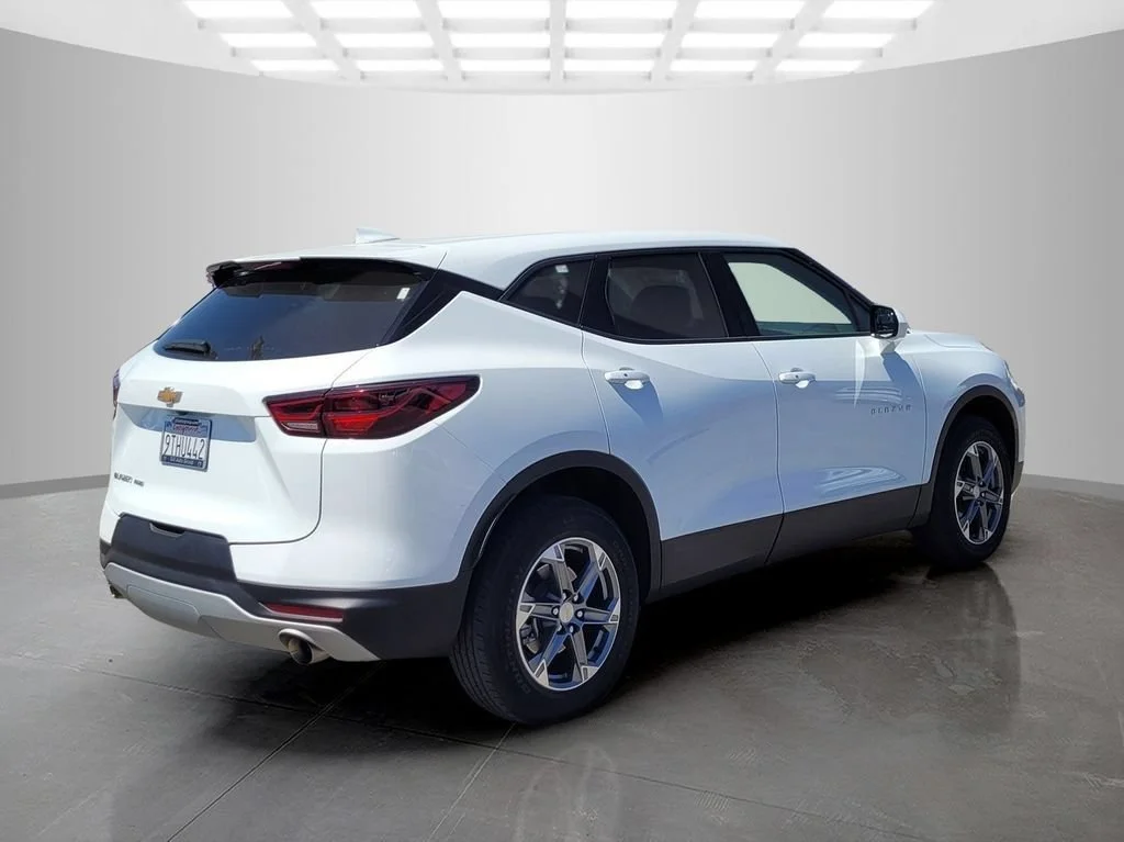 Used 2025 Summit White Chevrolet 2LT image 4