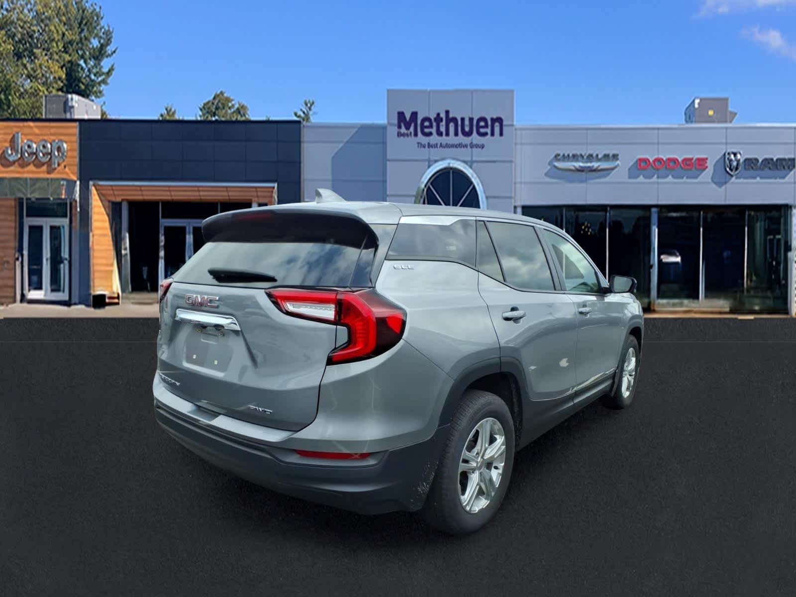 Used 2024 Sterling Metallic GMC SLE image 5