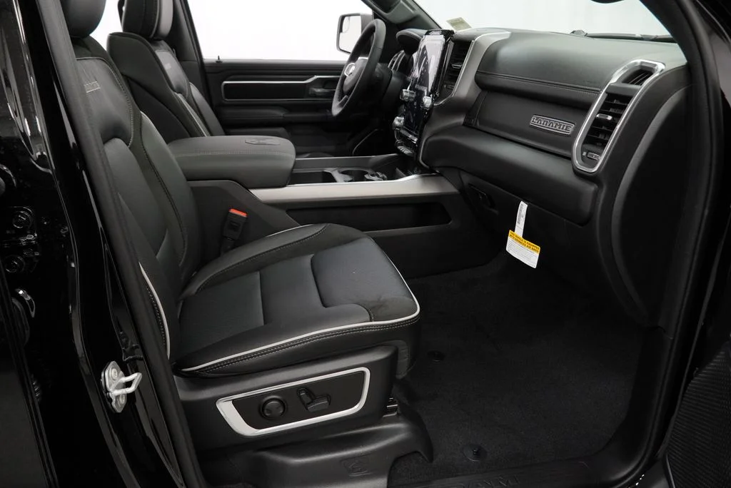 New 2027 Diamond Black Crystal Pearl-Coat Exterior Paint RAM Laramie image 34