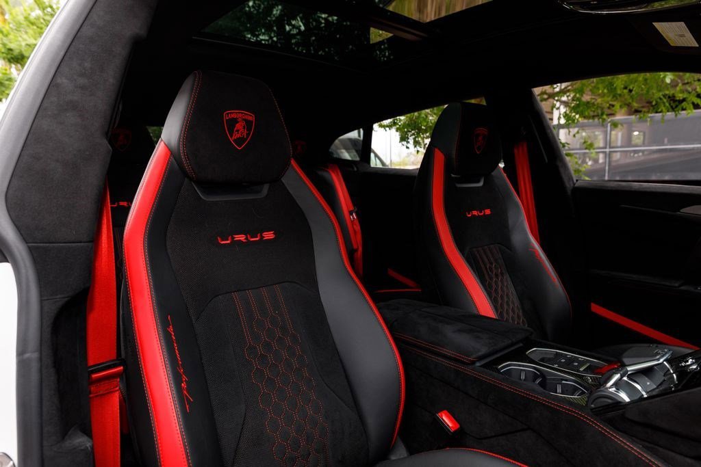 Used 2024 White Lamborghini Performante image 11