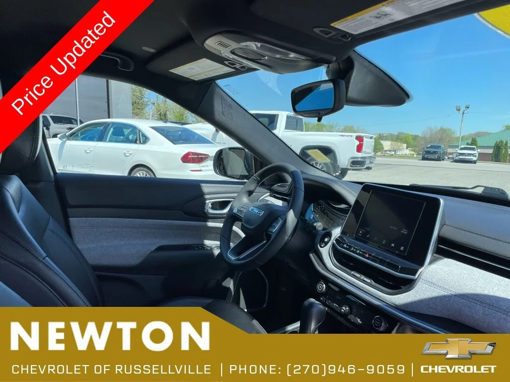 Used 2025 Bright White Clearcoat Jeep Latitude image 28