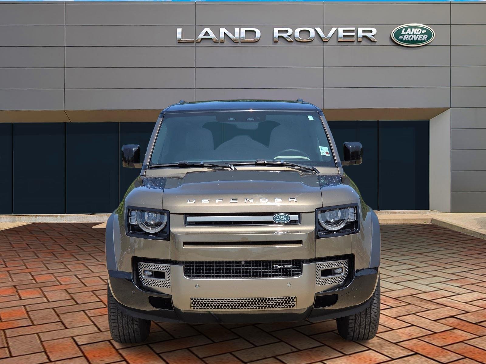 Used 2023  Land Rover X-Dynamic SE image 2