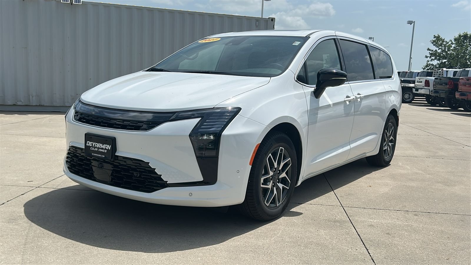 New 2027 Bright White Clear-Coat Exterior Paint Chrysler Limited image 8