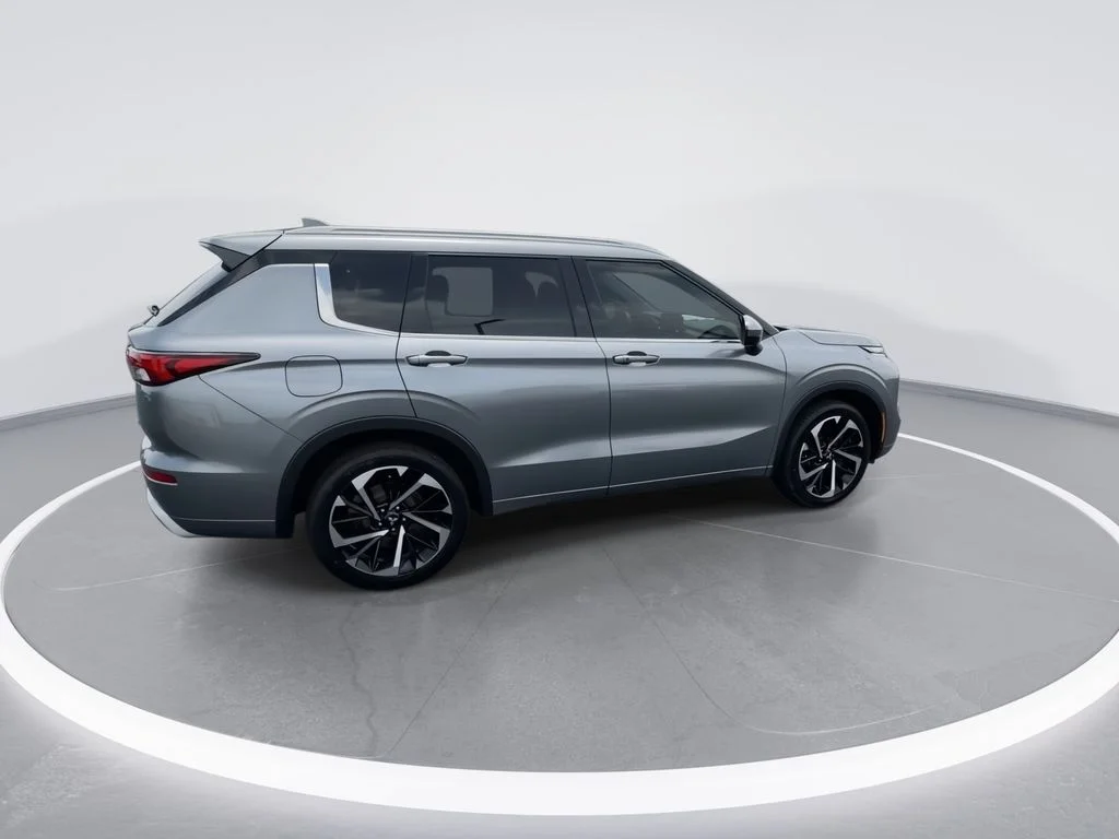 Used 2022 Gray Mitsubishi SEL image 9