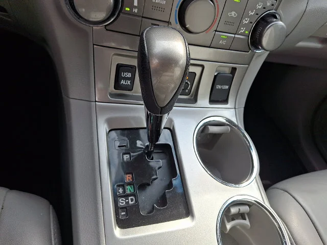 Used 2013 White Toyota SE image 17