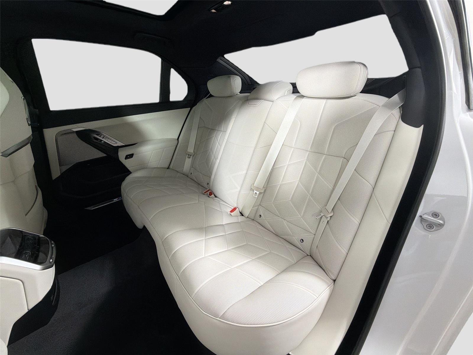 New 2026 Mineral White Metallic BMW 750e xDrive image 23