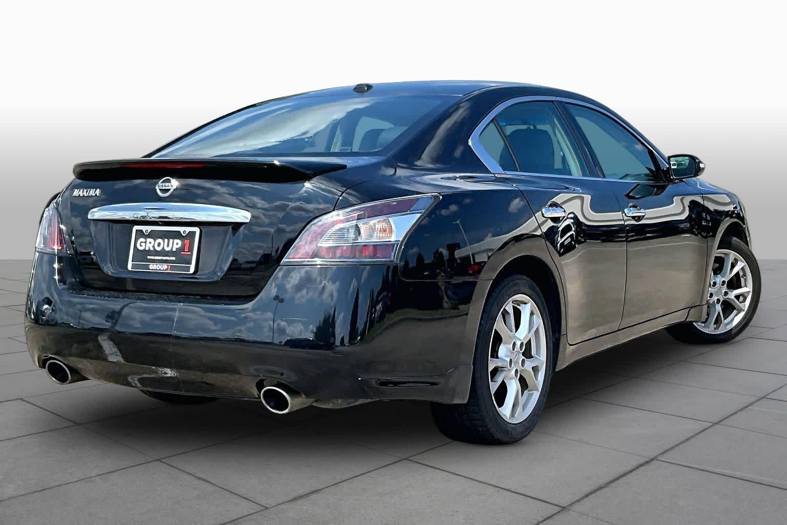 Used 2014 Super Black Nissan 3.5 SV image 11