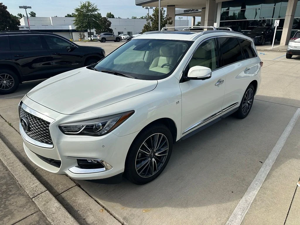Used 2019 White INFINITI LUXE image 1