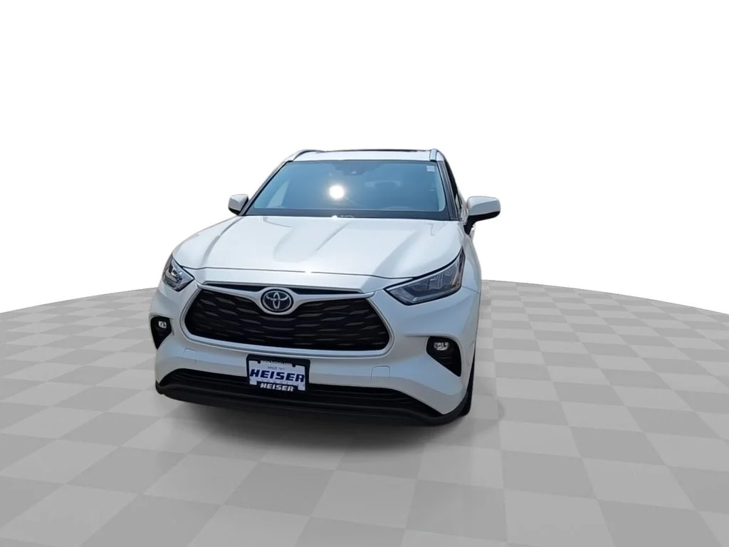 Used 2021  Toyota XLE image 3