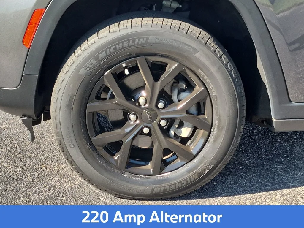 Used 2022  Jeep Limited image 12