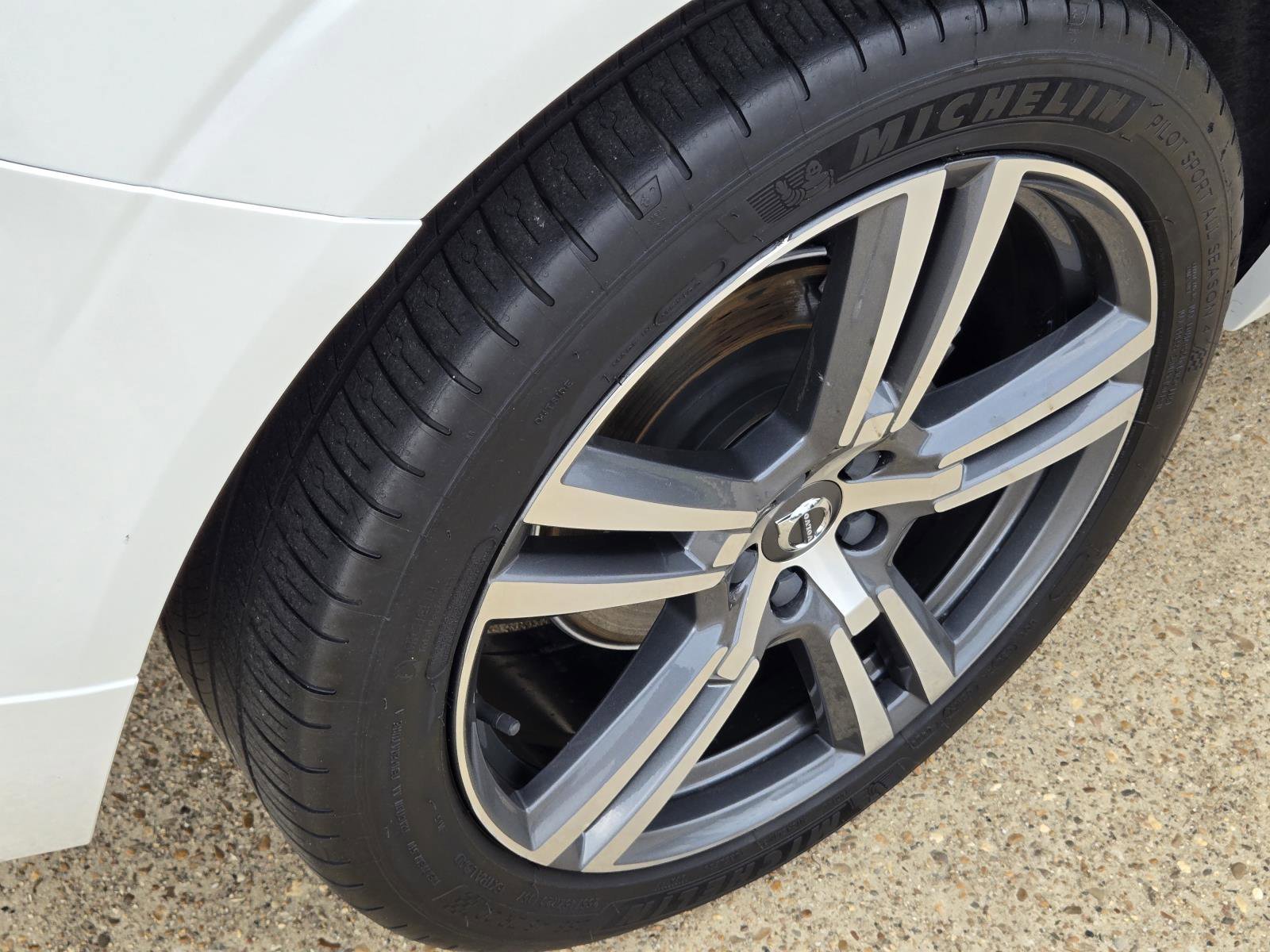 Used 2020 Crystal White Volvo Momentum image 12