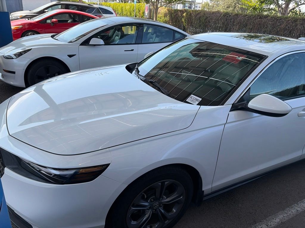Used 2023 White Honda EX image 2
