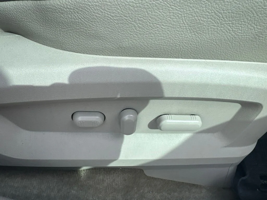 Used 2015 White Lincoln Base image 39