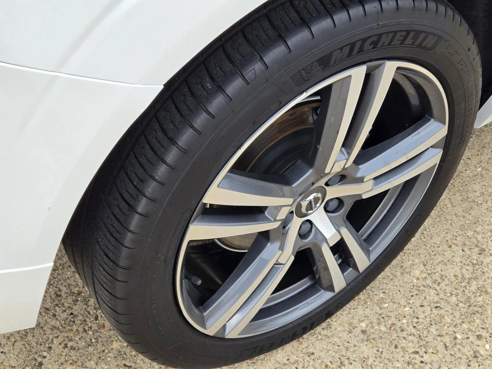 Used 2020 Crystal White Volvo Momentum image 12