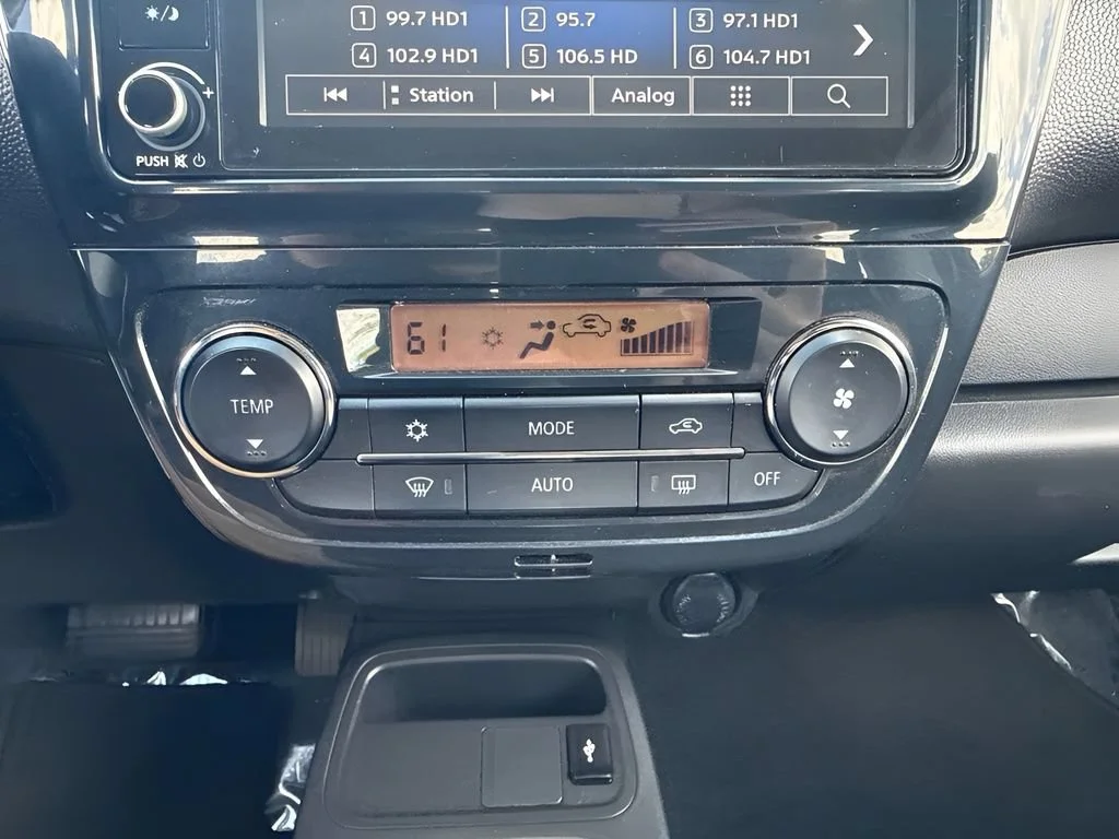 Used 2024  Mitsubishi ES image 17