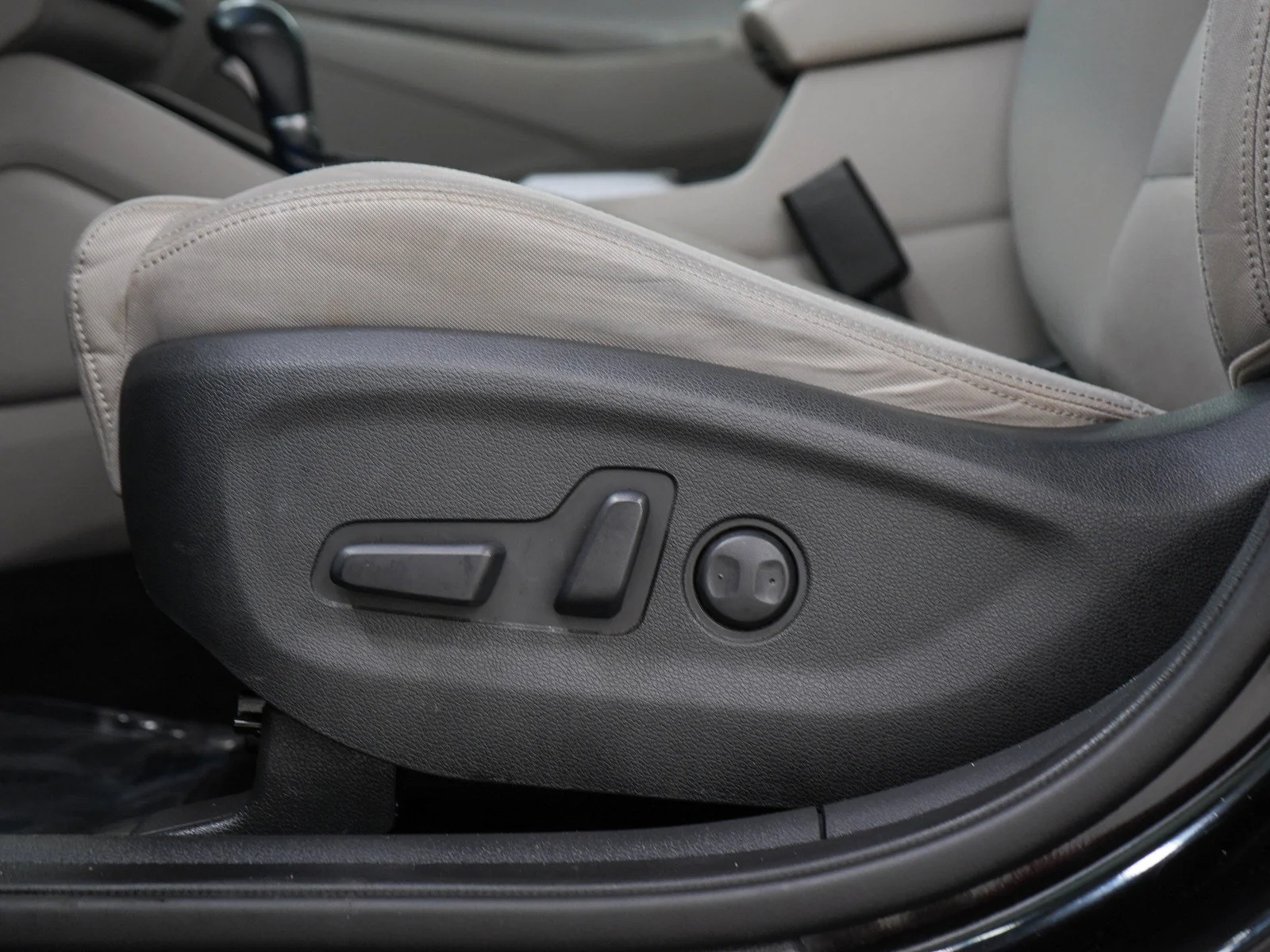 Used 2018 Black Noir Pearl Hyundai Value image 23