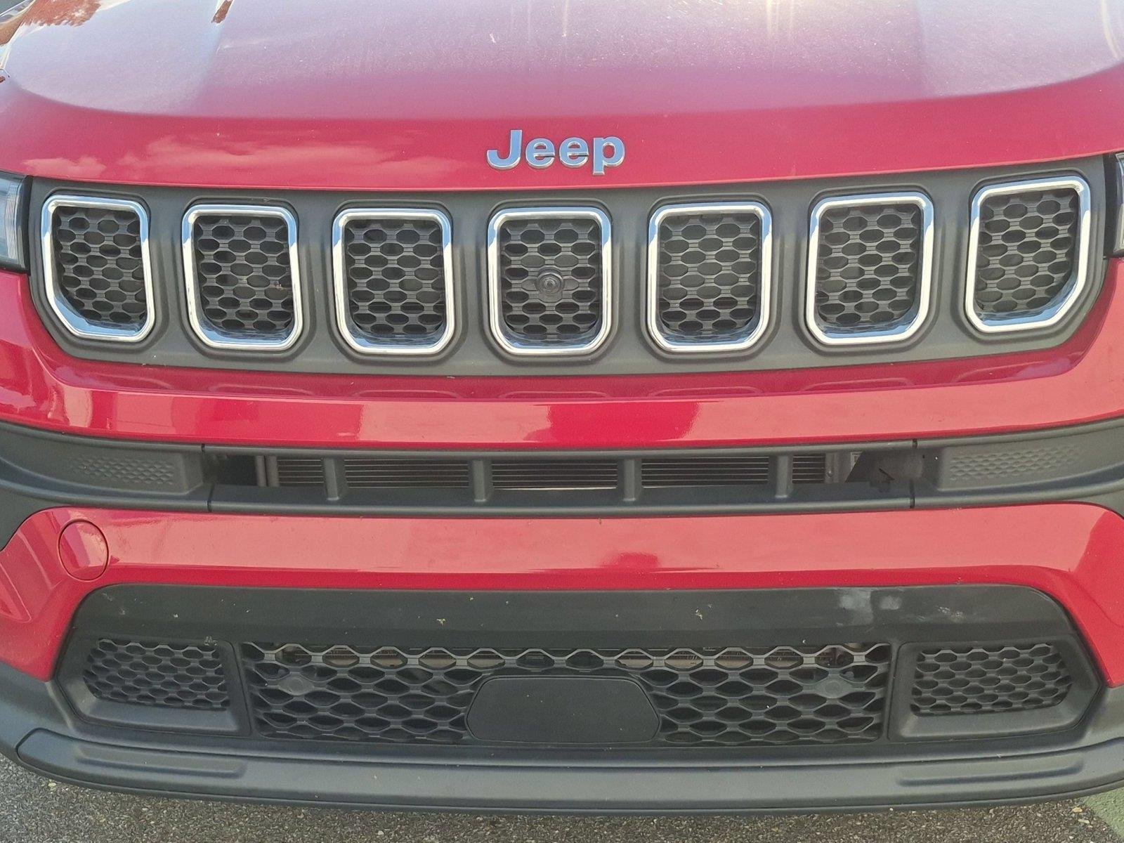 Used 2023 Redline Pearlcoat Jeep Latitude Lux image 13