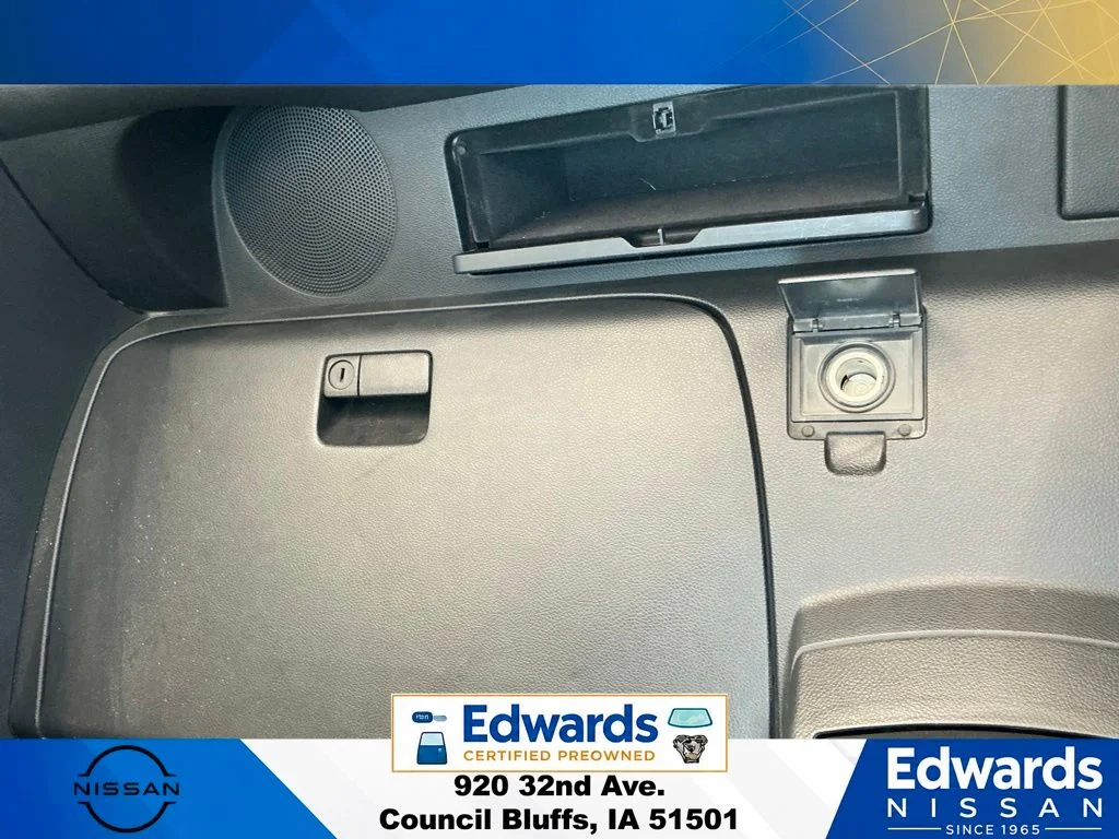 Used 2005 Red Nissan Grand Touring image 27