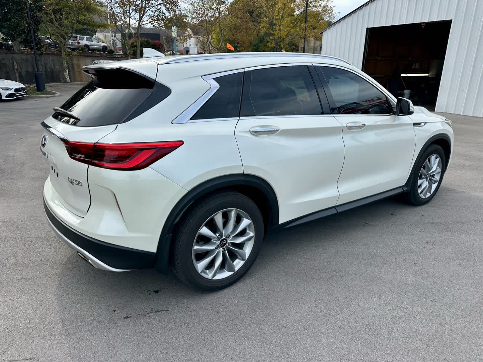 Used 2021 Majestic White INFINITI LUXE image 5