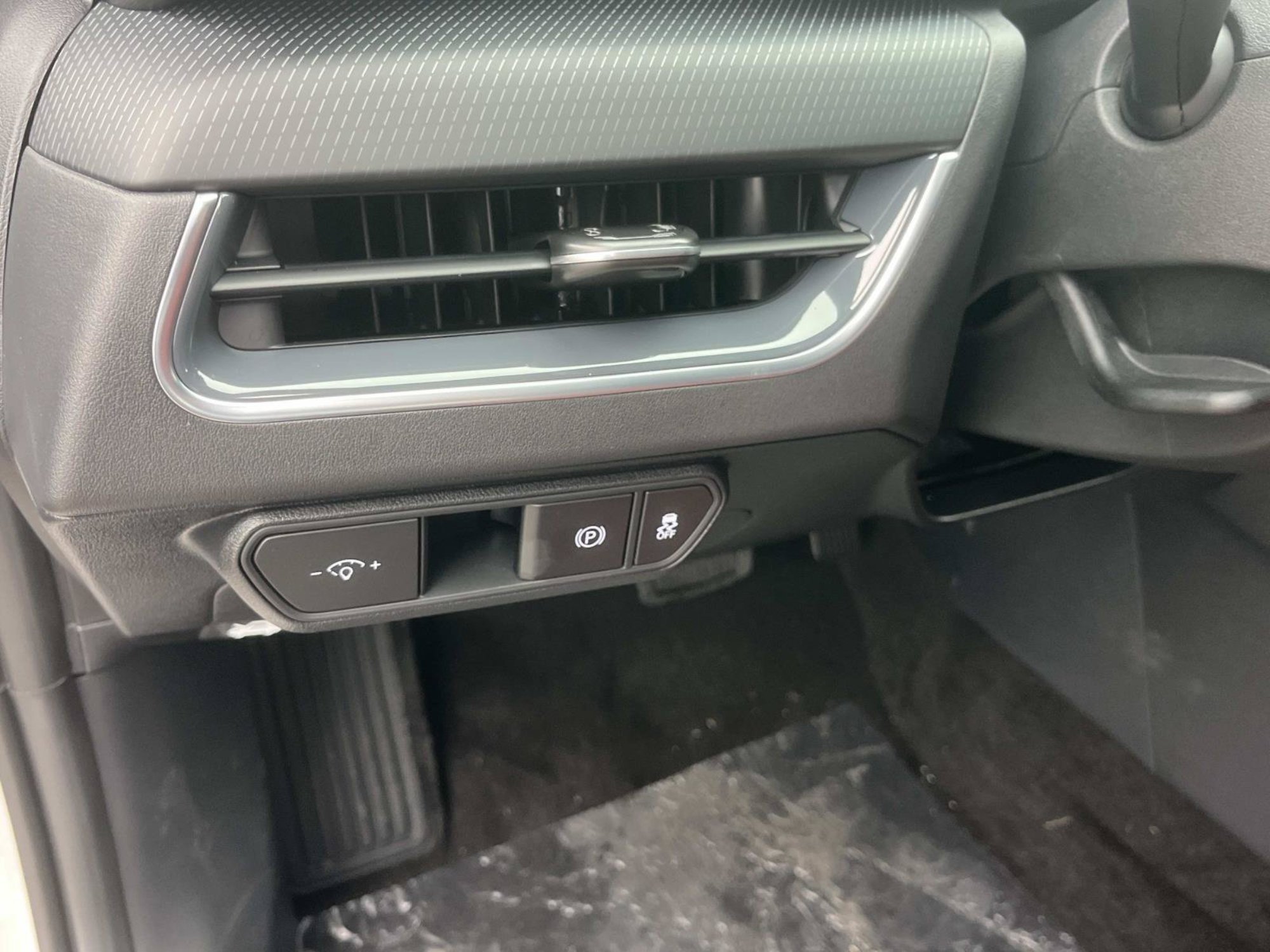 New 2026 Snow White Pearl Kia GT-Line image 25
