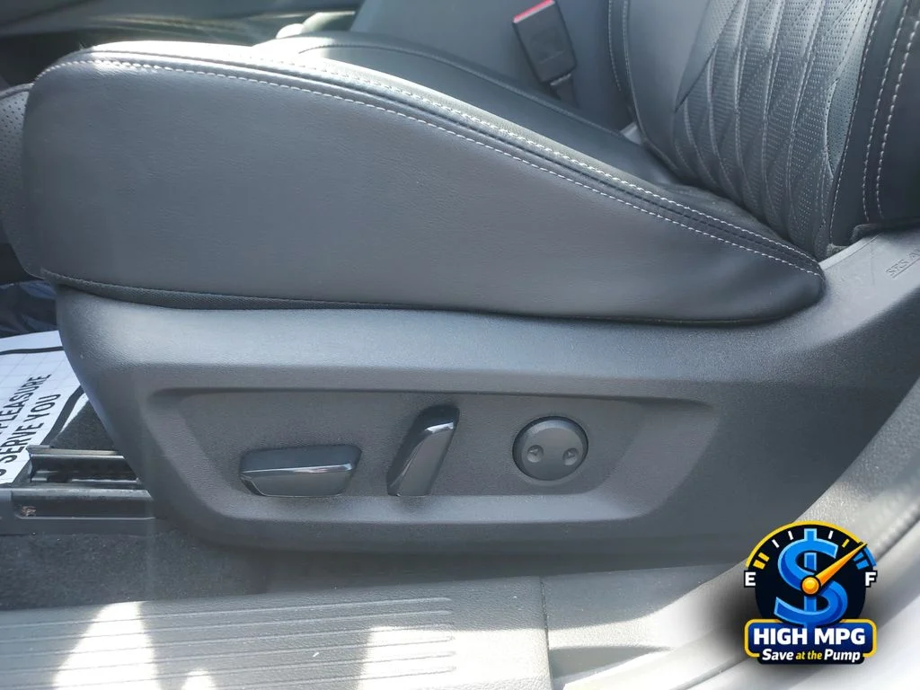 Used 2023 Silver Nissan Platinum image 10