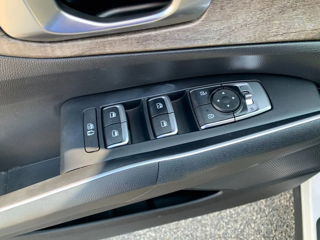 Used 2023 White Kia X-Line EX image 13