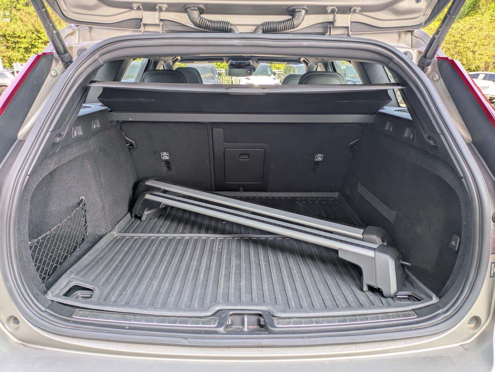 Used 2020 Pebble Grey Metallic Volvo R-Design image 25