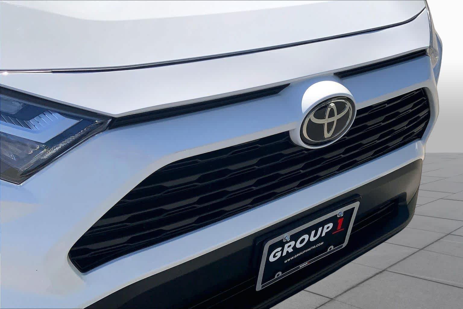 Used 2025 Ice Cap Toyota Hybrid XLE image 32