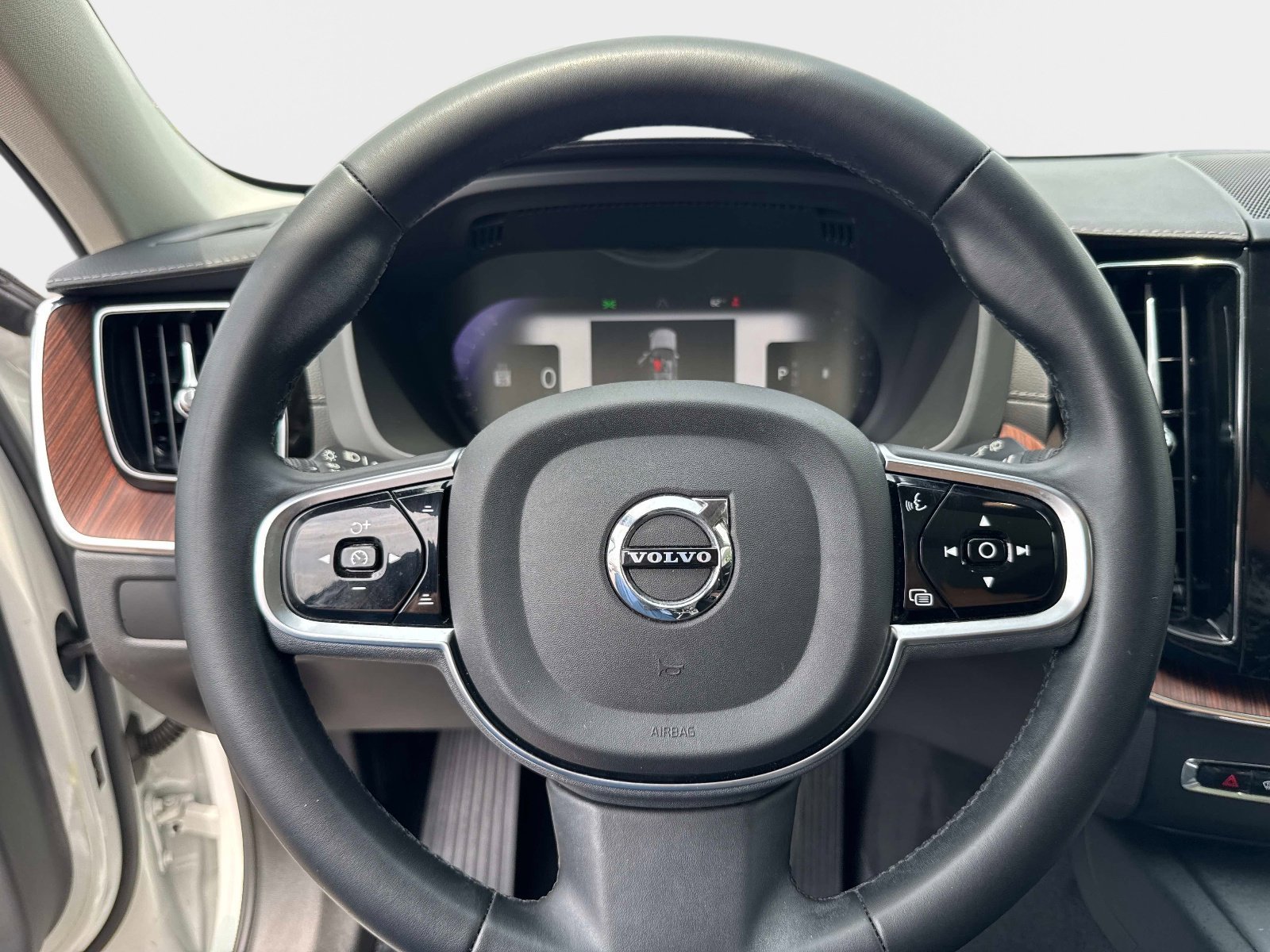 Used 2023 Crystal White Volvo Ultimate Bright Theme image 26