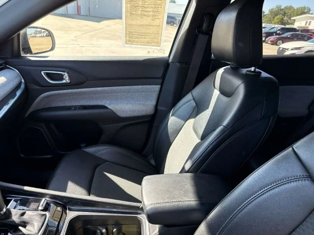 Used 2025 White Jeep Latitude image 29