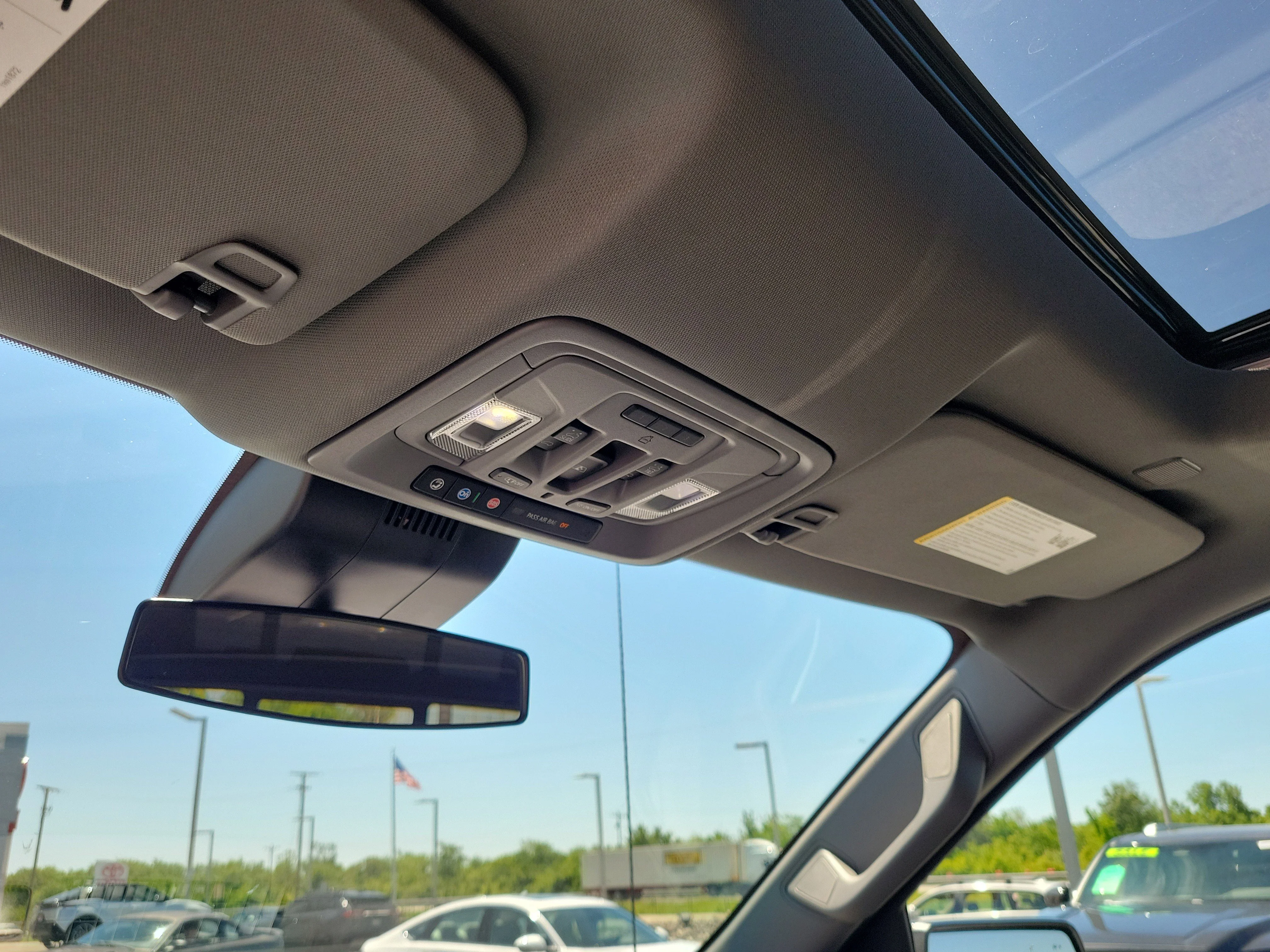 Used 2025 Summit White GMC Elevation image 29