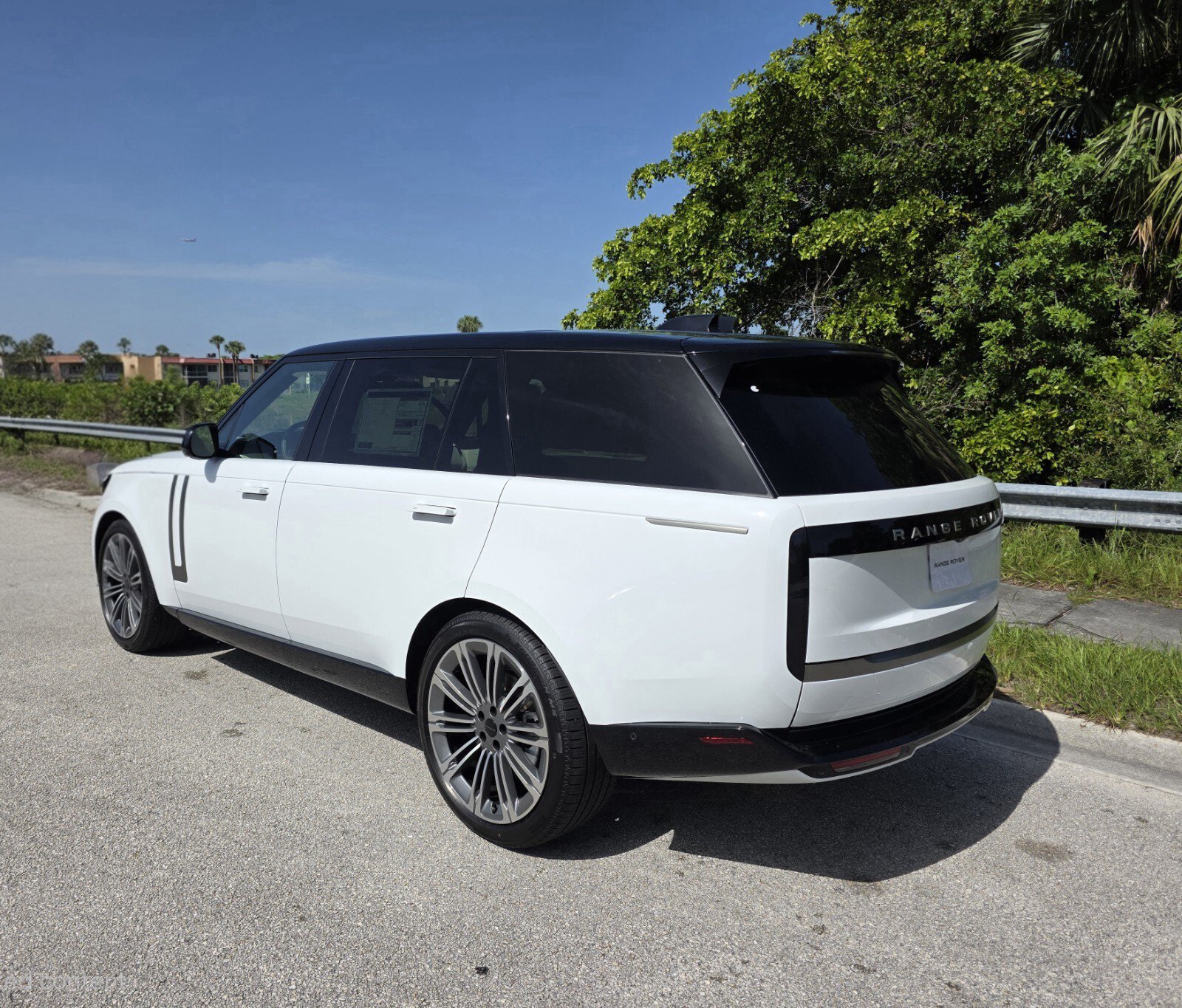 New 2026 Fuji White Land Rover P400 SE LWB 7 Seat image 2