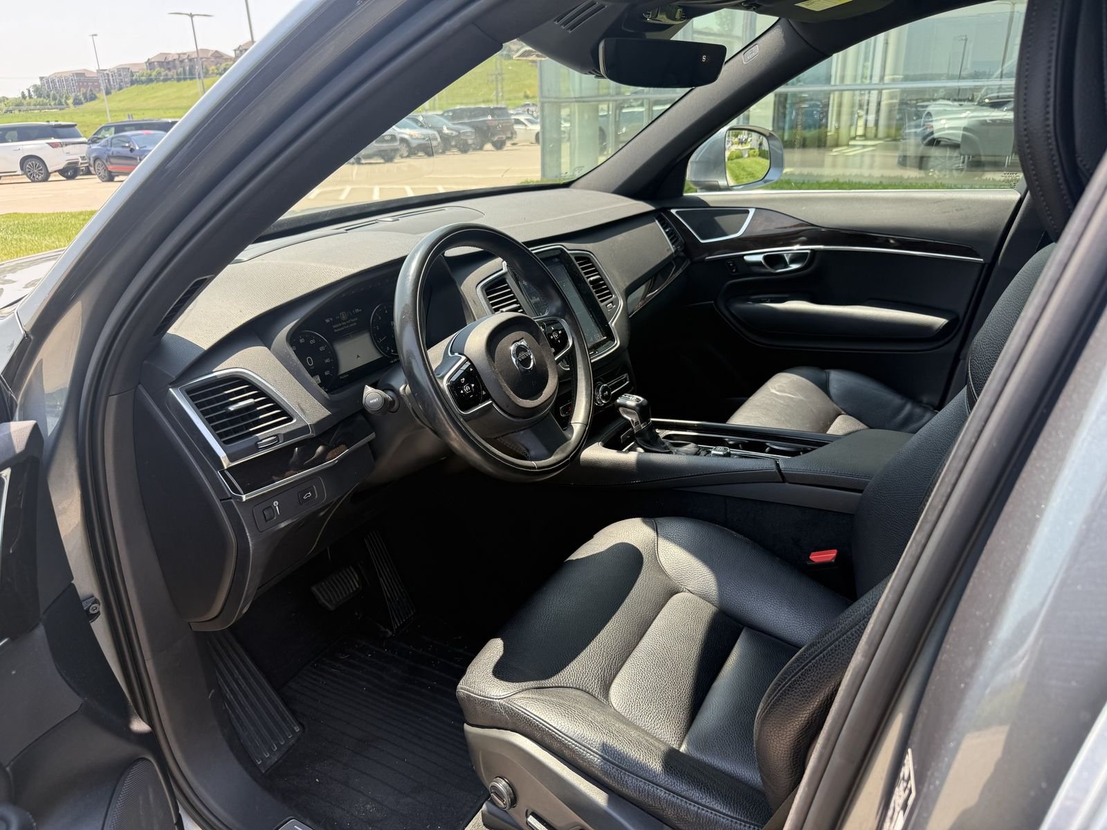 Used 2019 Gray Volvo T6 Momentum image 5