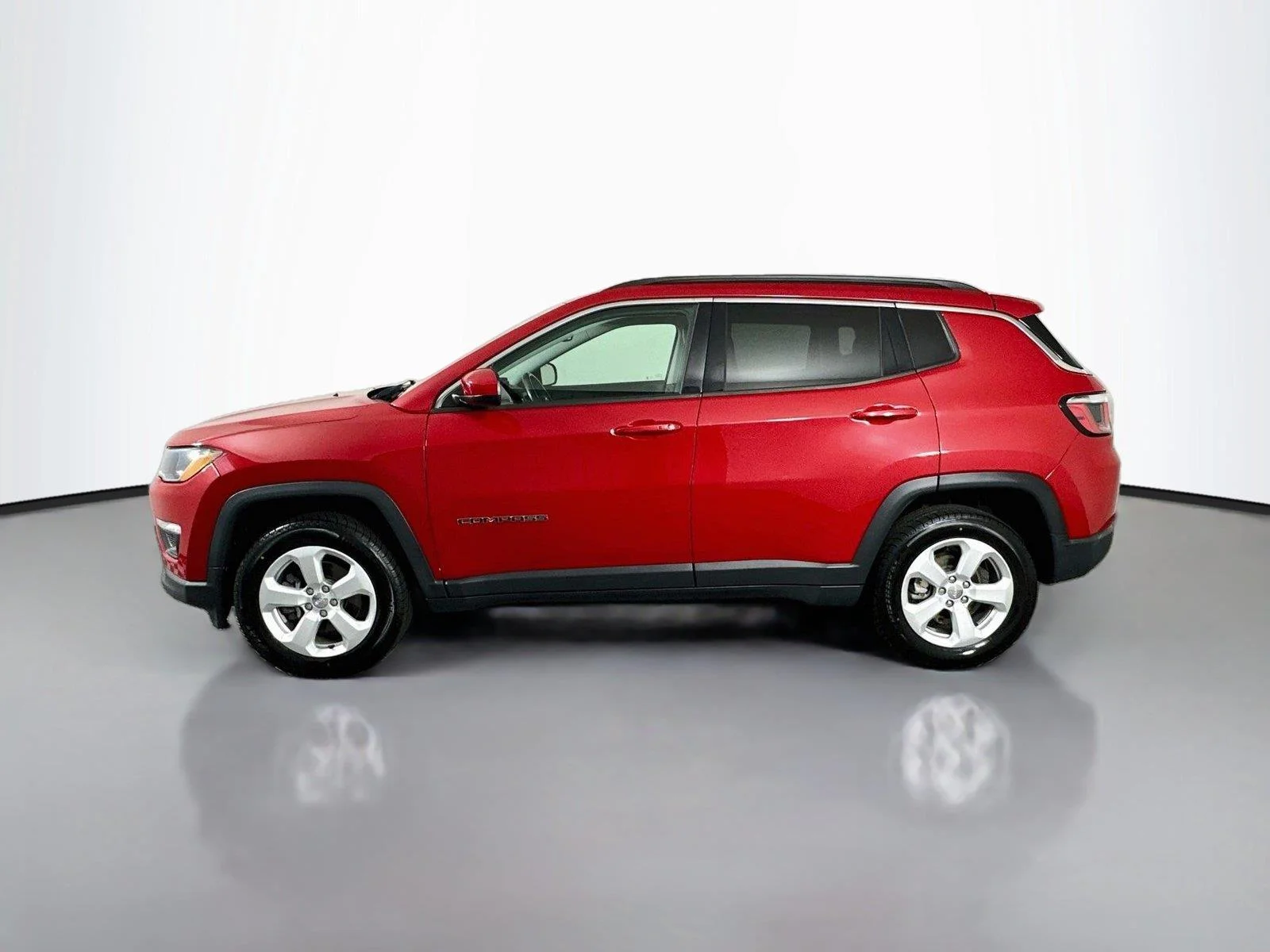 Used 2019 Redline Pearlcoat Jeep Latitude image 8