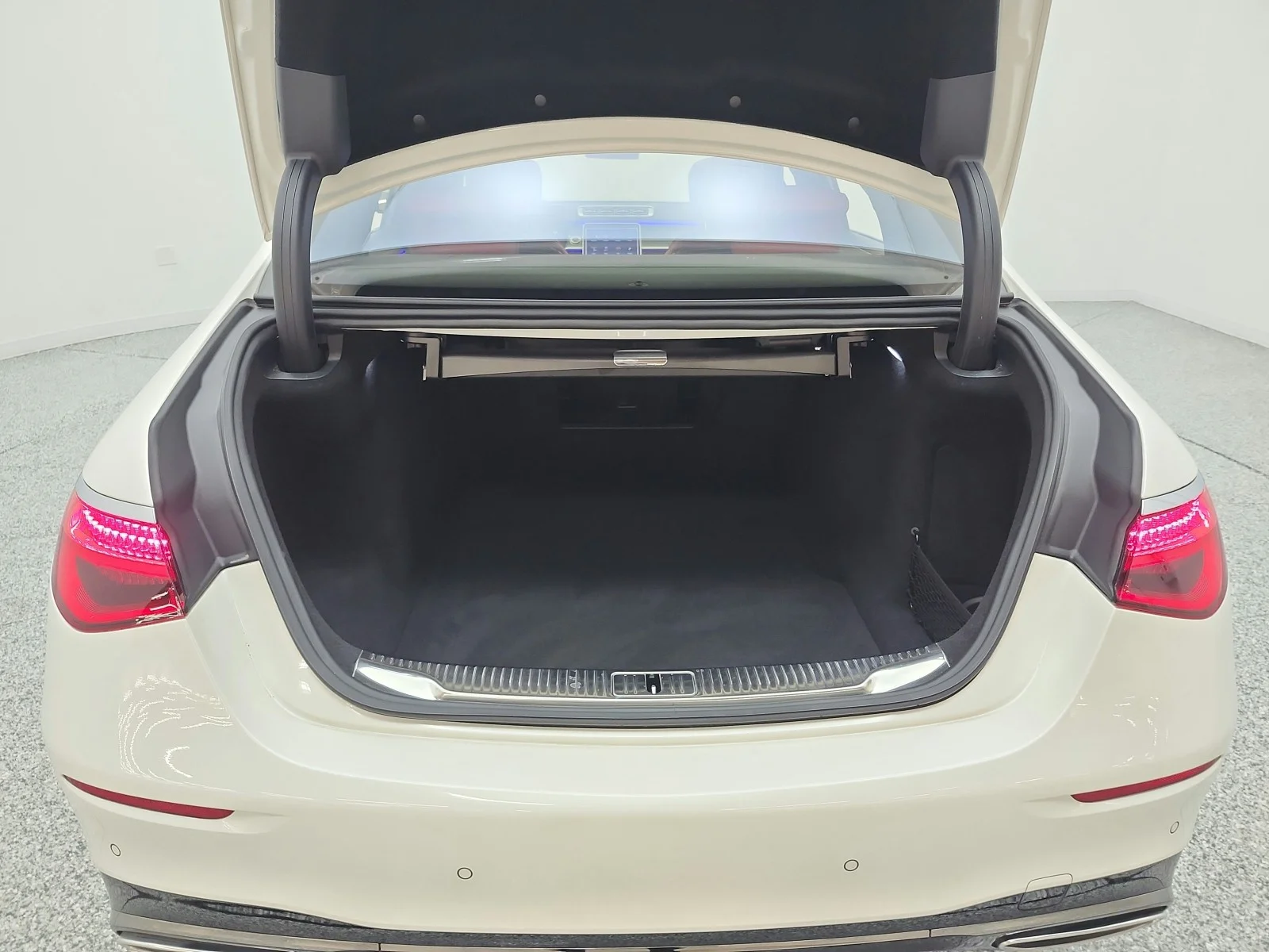 Certified Used 2023 MANUFAKTUR Diamond White Mercedes-Benz S 580 4MATIC® Sedan image 26